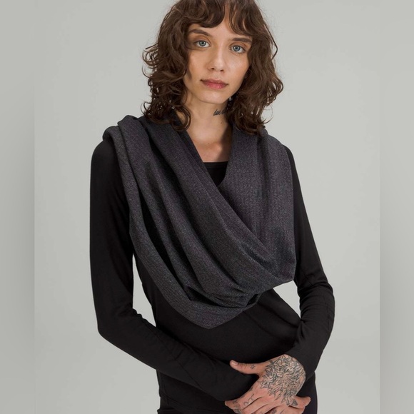 Lululemon Customizable Snap Scarf  black heathered Herringbone - Picture 1 of 10
